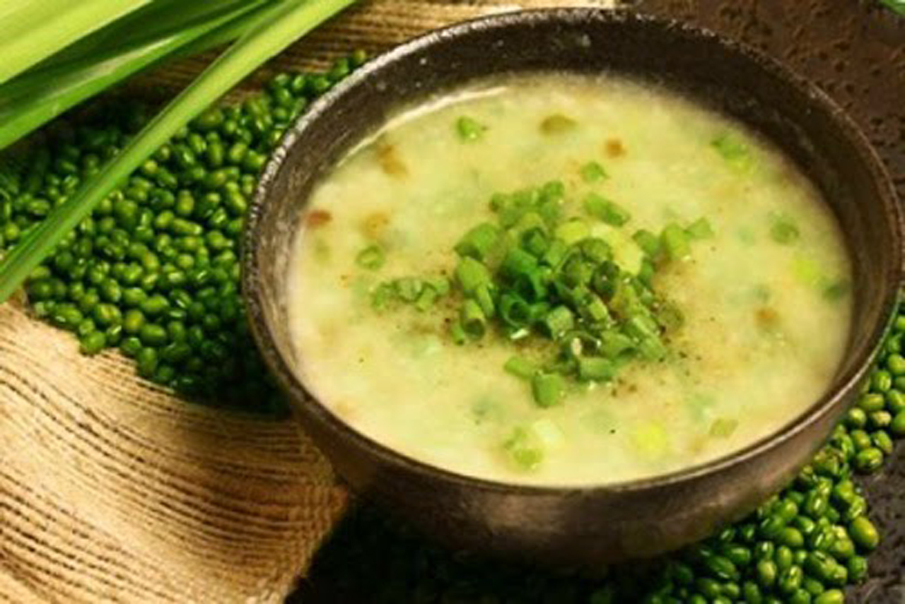 Món cháo giò heo đậu xanh thơm ngon bổ dưỡng