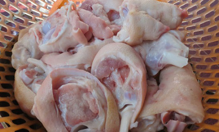 Chân giò rửa sạch chặt miếng vừa ăn