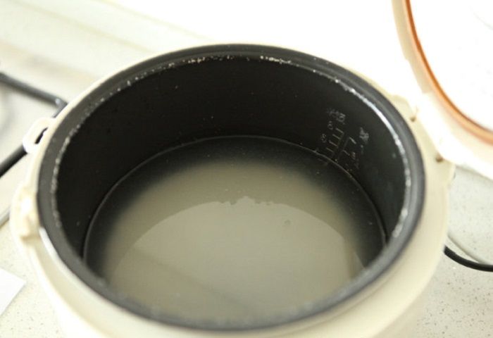 Gạo vo sạch ngâm nước cho nở mềm
