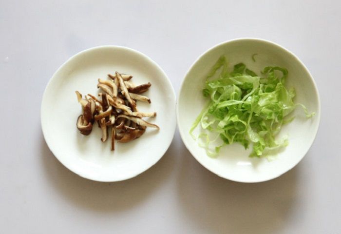 Chuẩn bị phần nấm hương và rau xà lách
