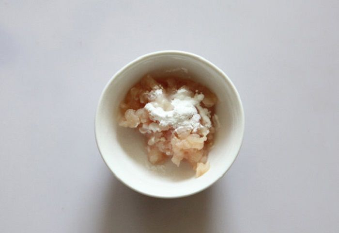 Thịt gà băm nhỏ rồi ướp cùng gia vị