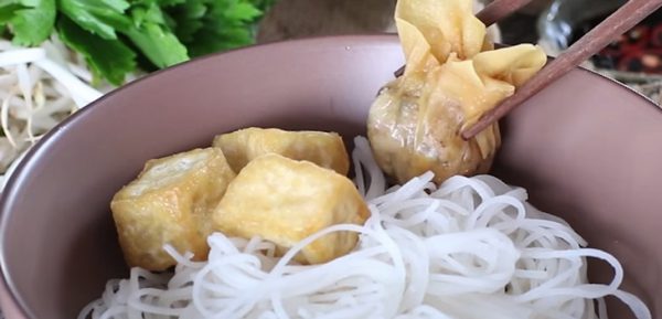Trụng hủ tiếu