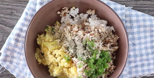 Cho các nguyên liệu vào tô khoai trộn đều