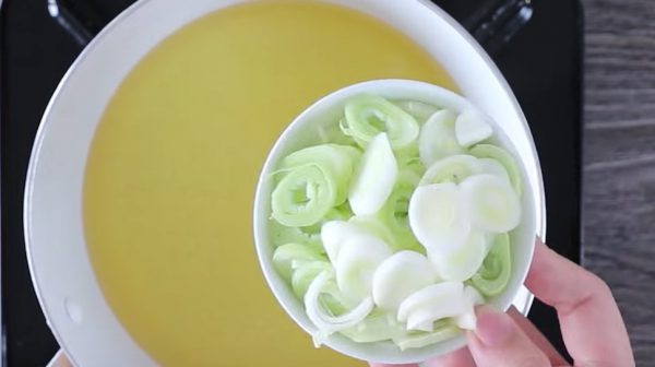 Đun nóng dầu rồi phi thơm hành
