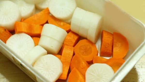 Cà rốt và củ cải trắng gọt vỏ cắt thành miếng vừa ăn