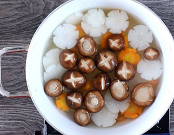 Nấu nước dùng ăn hủ tiếu chay