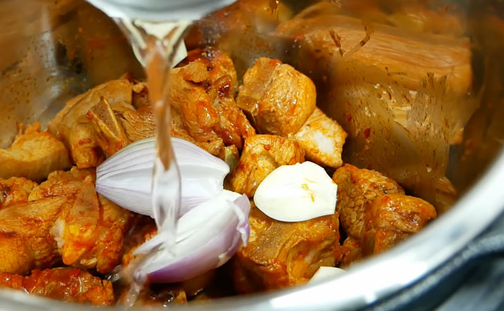 Cho sườn, gia vị cùng nước vào nồi áp suất nấu 