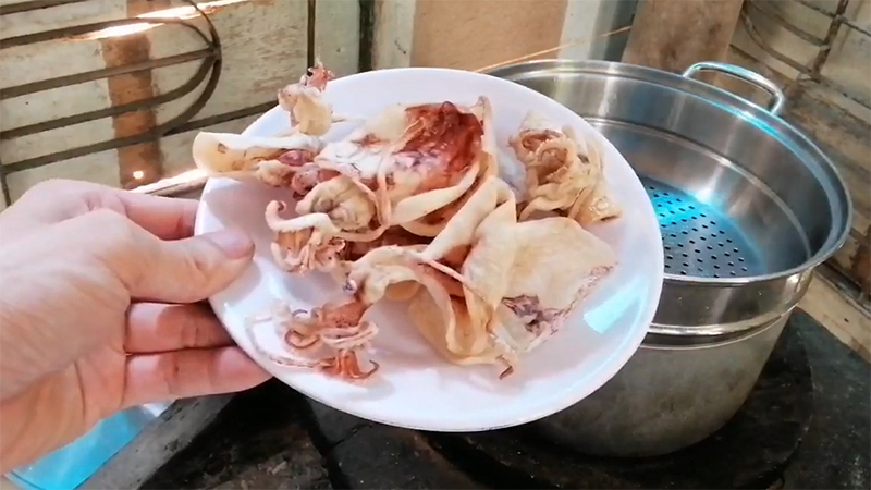 Khô mực hấp nước dừa ngon lạ hấp dẫn