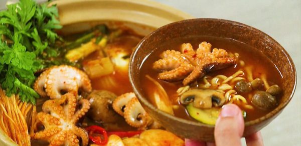 Món lẩu bạch tuộc chua cay ngon hấp dẫn
