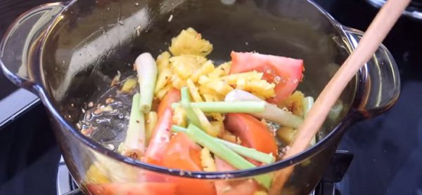 Cho cá nguyên liệu vào xào