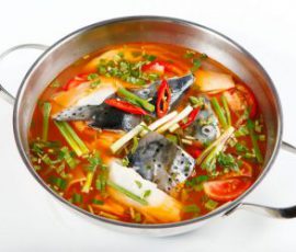 Món lẩu đầu cá hồi măng chua ăn là ghiền