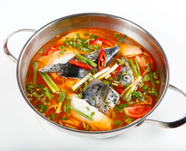 Món lẩu đầu cá hồi măng chua ăn là ghiền