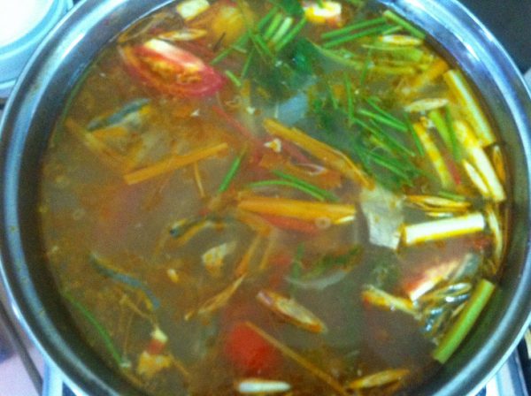Thưởng thức lẩu đầu cá hồi