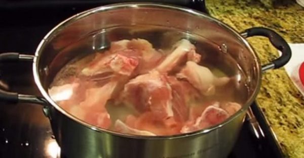 Hầm xương ống lấy nước dùng