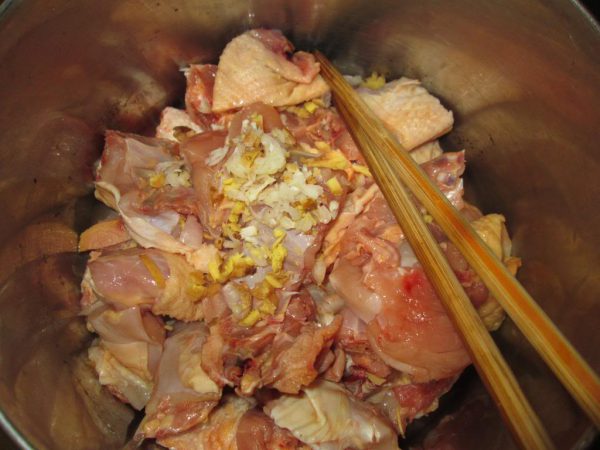 Ướp gà cùng gia vị