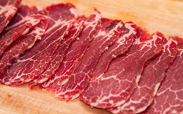 Thịt bò rửa sạch rồi thái lát mỏng