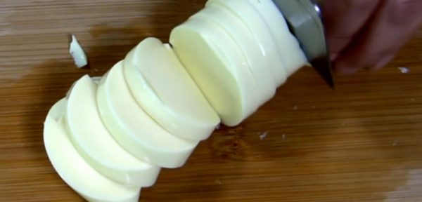 Cắt đậu hũ non thành miếng vừa ăn
