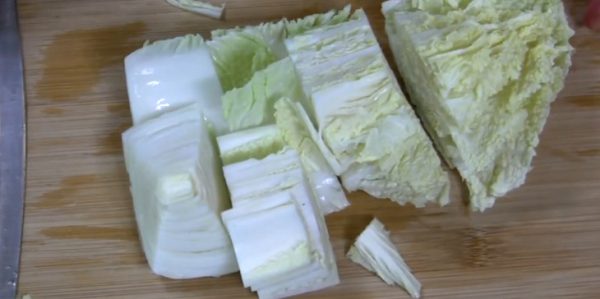 Cắt cải thảo thành khúc vừa ăn