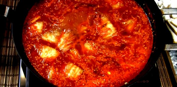 Nấu lẩu kim chi chay