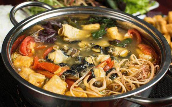 Món lẩu ốc bươu cơm mẻ đậm vị ngon quên lối về