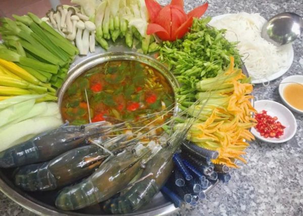 Món lẩu tôm càng xanh chua cay ngon đúng điệu