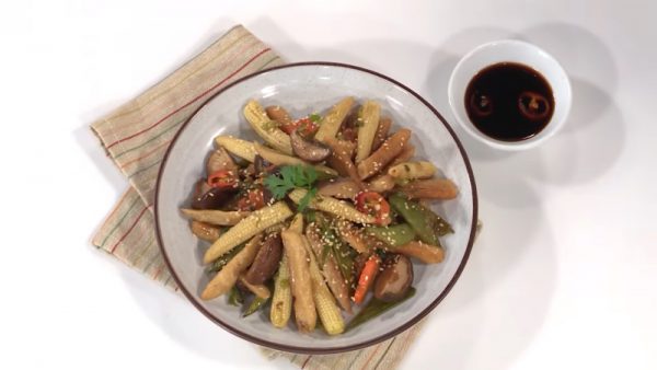 Món mì căn xào bắp non cho bữa cơm chay