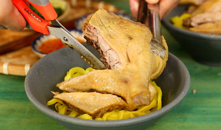 Cắt thịt vịt xếp lên trên mì Quảng rồi chan nước lèo vào