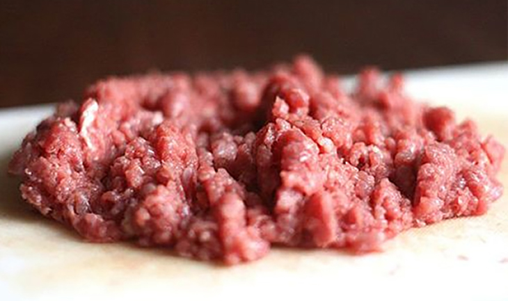 Thịt bò rửa sạch rồi băm nhỏ