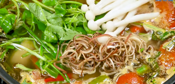 Món lẩu gân bò măng cay cho ngày mưa ấm áp