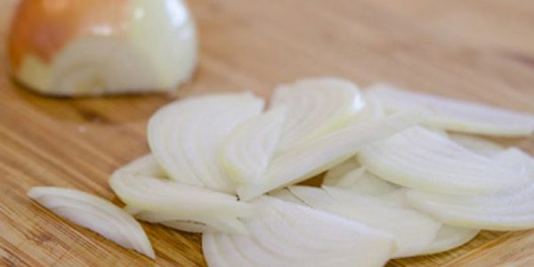 Hành tây cắt thành hình múi cau