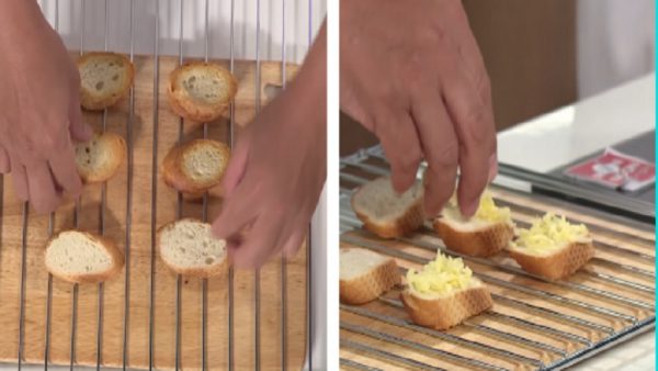 Bào phô mai thành sợi và rắc lên mặt bánh mì