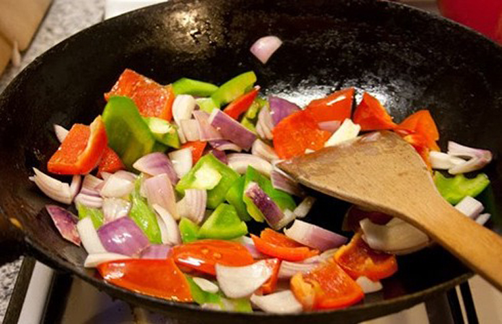 Tỏi phi thơm cho hành tây và ớt chuông vào xào