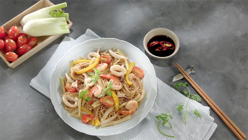 Món bún xào hải sản ngon miệng cho bữa trưa