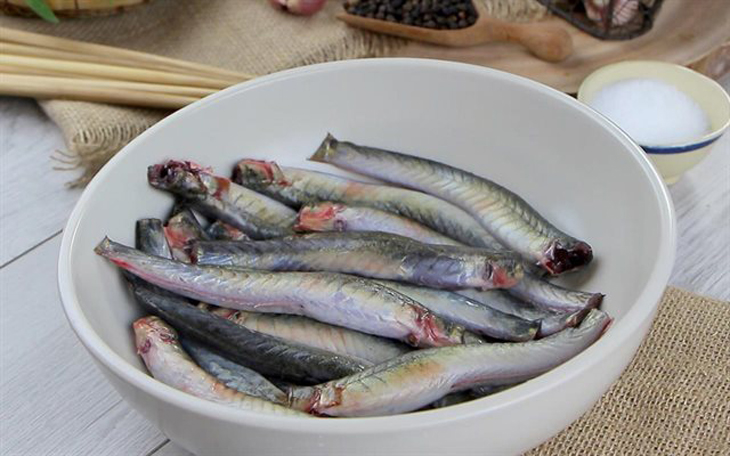 Cá kèo làm sạch để khử bớt mùi tanh
