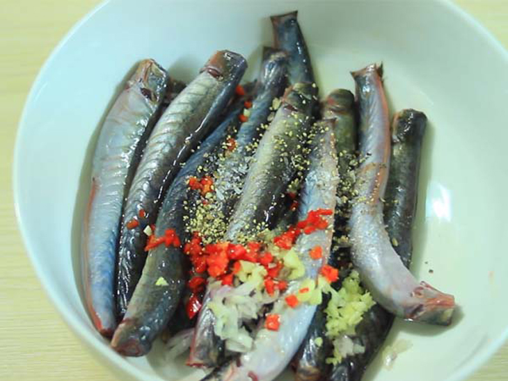 Ướp cá kèo cùng gia vị cho thấm