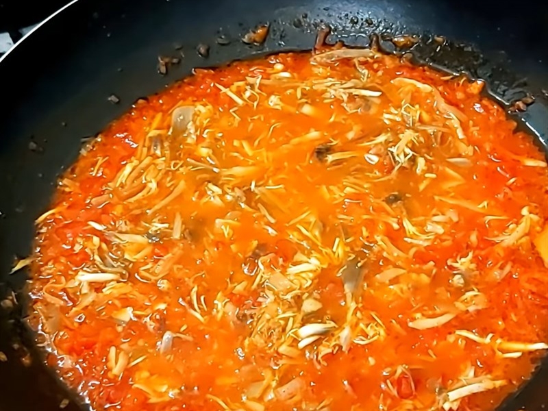 Thêm phần bột năng đã pha vào chảo cá mòi chay