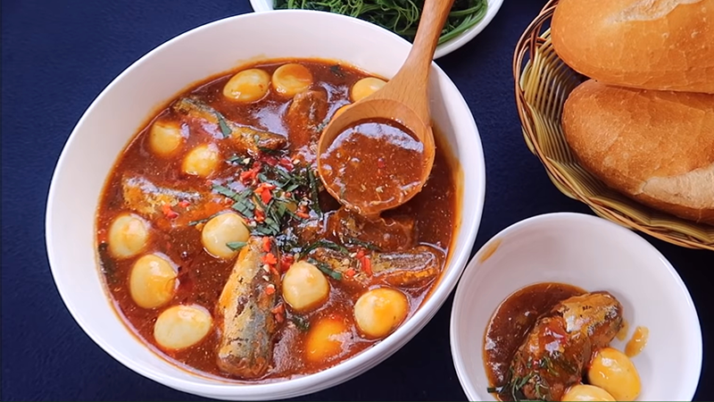Món cá mòi kho trứng lạ miệng ngon khó cưỡng