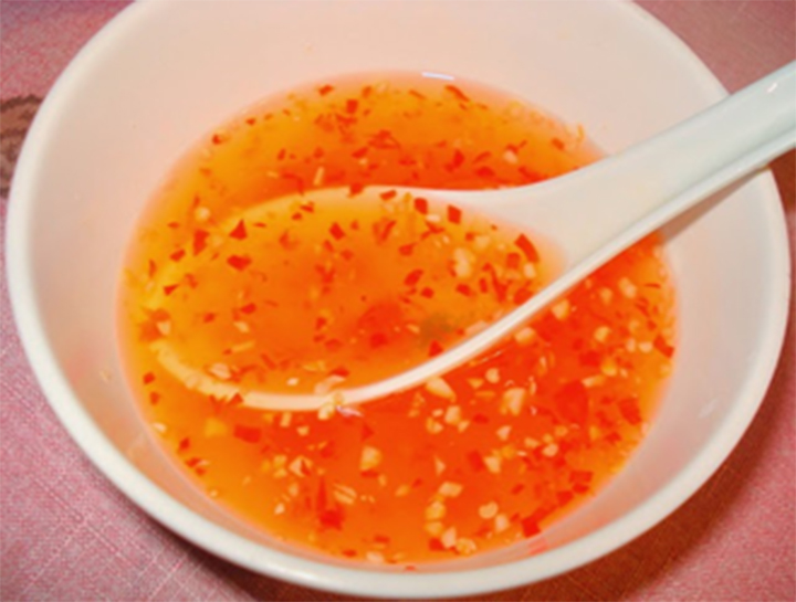 Làm nước mắm chua ngọt ăn kèm bún gạo chiên
