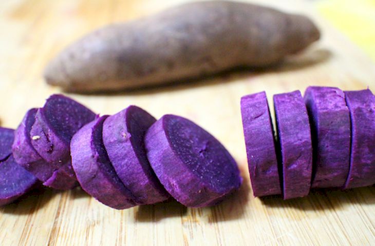 Khoai rửa sạch cắt khoanh đem hấp chín
