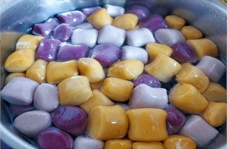 Các viên khoai luộc chín vớt ra tô nước lạnh