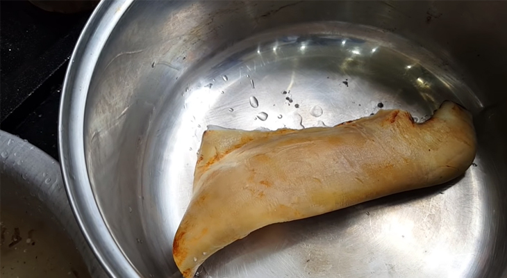 Ngâm da bò trong nước để làm sạch