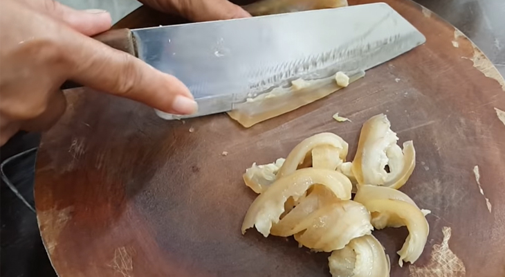 Da bò luộc chín rồi đem thái mỏng