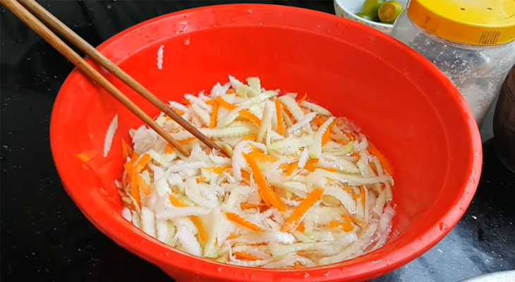 Cho cà rốt, củ cải và đu đủ bóp cùng với muối