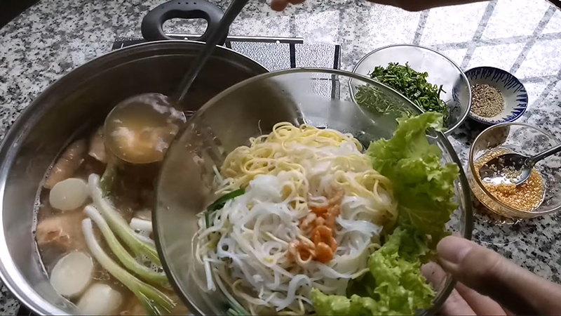 Thưởng thức hủ tiếu sườn non