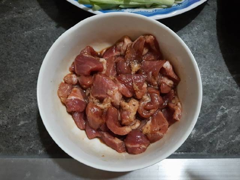 Ướp thị heo cùng gia vị