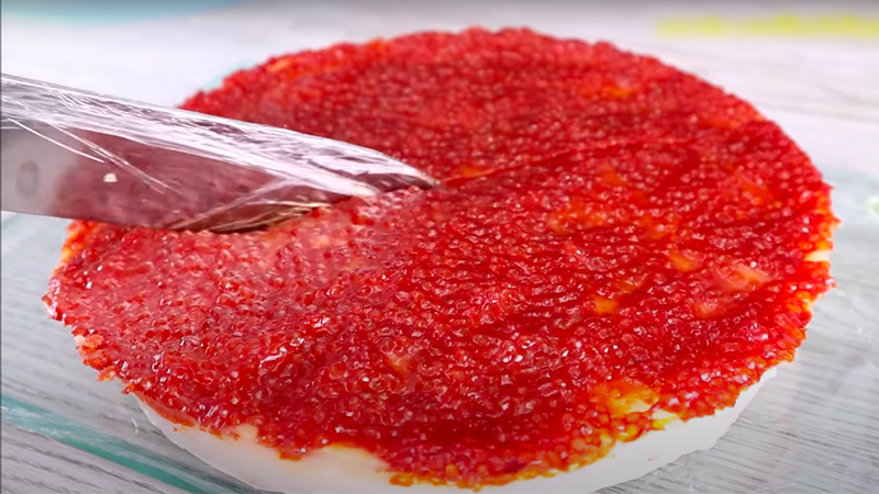 Bánh hấp chín để nguội rồi cắt thành hình miếng heo quay