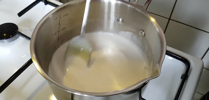 Nấu hỗn hợp nước cốt dừa