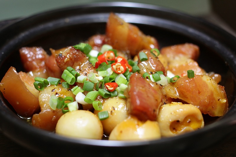 Món móng giò kho trứng cút vừa ngon lại đẹp da