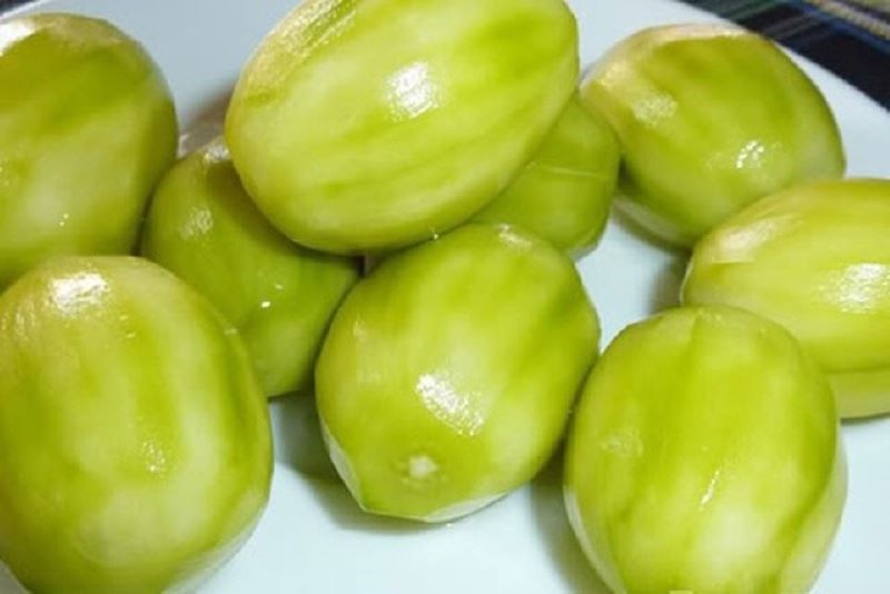 Cóc gọt vỏ rồi rửa sạch