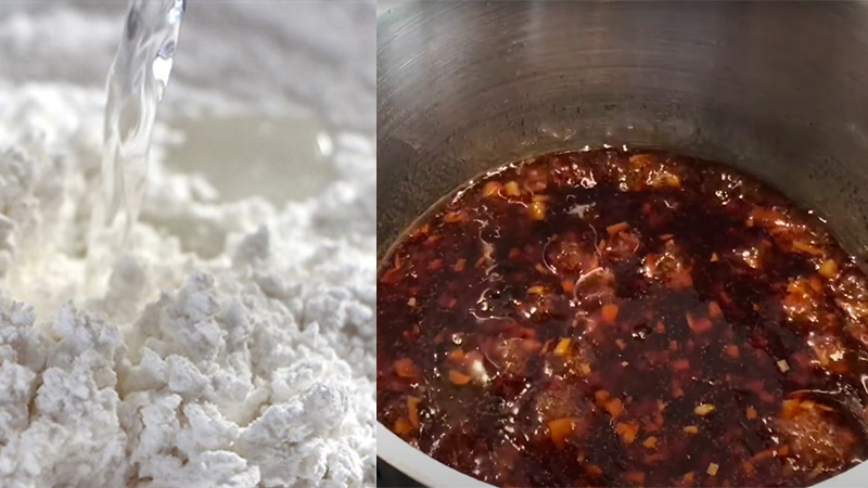 Khuấy đều bột năng rồi cho vào nồi nước sốt